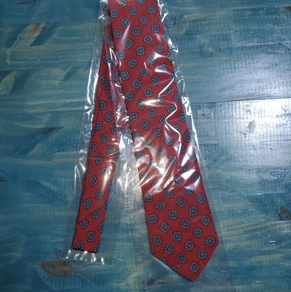 Red Tie With Blue & Green Pattern New - Picture 2 of 5